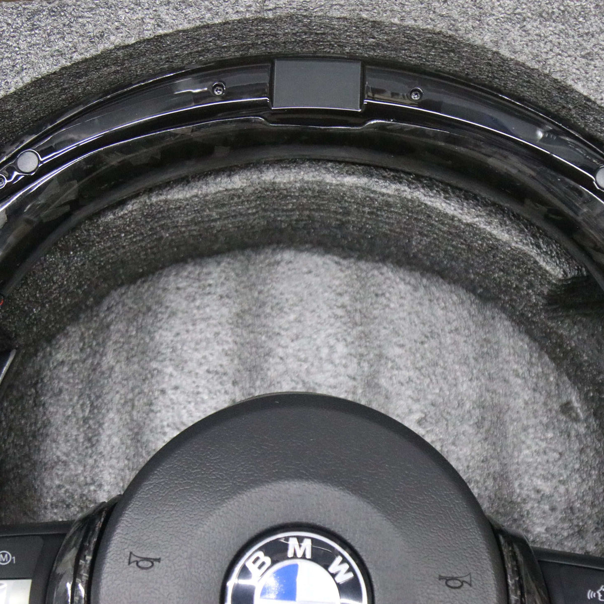 Custom_LED_carbon_fiber_steering_wheel_Fit_For_BMW_M5_M6_F10_F18_F11_F12_F35_F36_F30_F34_M3_M5_upper_side