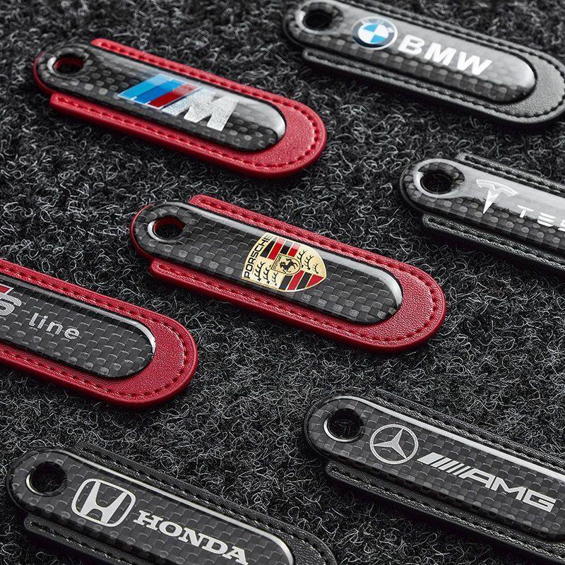 Car carbon fiber key buckle with car logo, wear-resistant, durable, good texture, heat-resistant, portable horseshoe buckle, anti-loss key chain