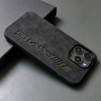 Alcantara iPhone-cover med kulfiber-logo – M Power / AMG-stil luksusbeskyttelsescover