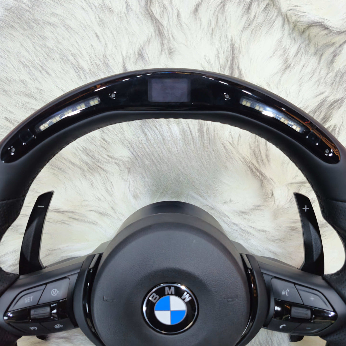 LED shift-light display on the top of the BMW F-Series Nappa leather steering wheel