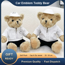 Osito de peluche Signature Emblem – Edición regalo de felpa con gorra con logotipo y chaqueta con cremallera